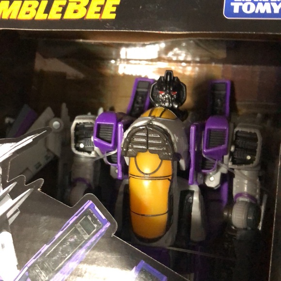 🎁TRANSFORMERS🎁BNIB BUMBLEBEE COLLECTIBLE - Picture 2 of 7
